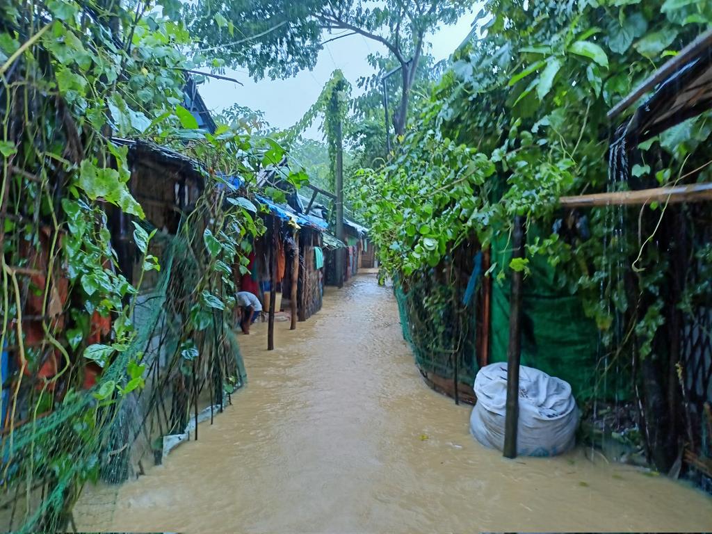 romayyuislam's tweet image. Heavy rains are causing floods and landslides in Rohingya refugee camps, turning shelters into ruins and putting lives at risk. We need urgent support and solidarity to help those affected.

 #Rohingya 
#RefugeeCrisis 
#SupportNeeded