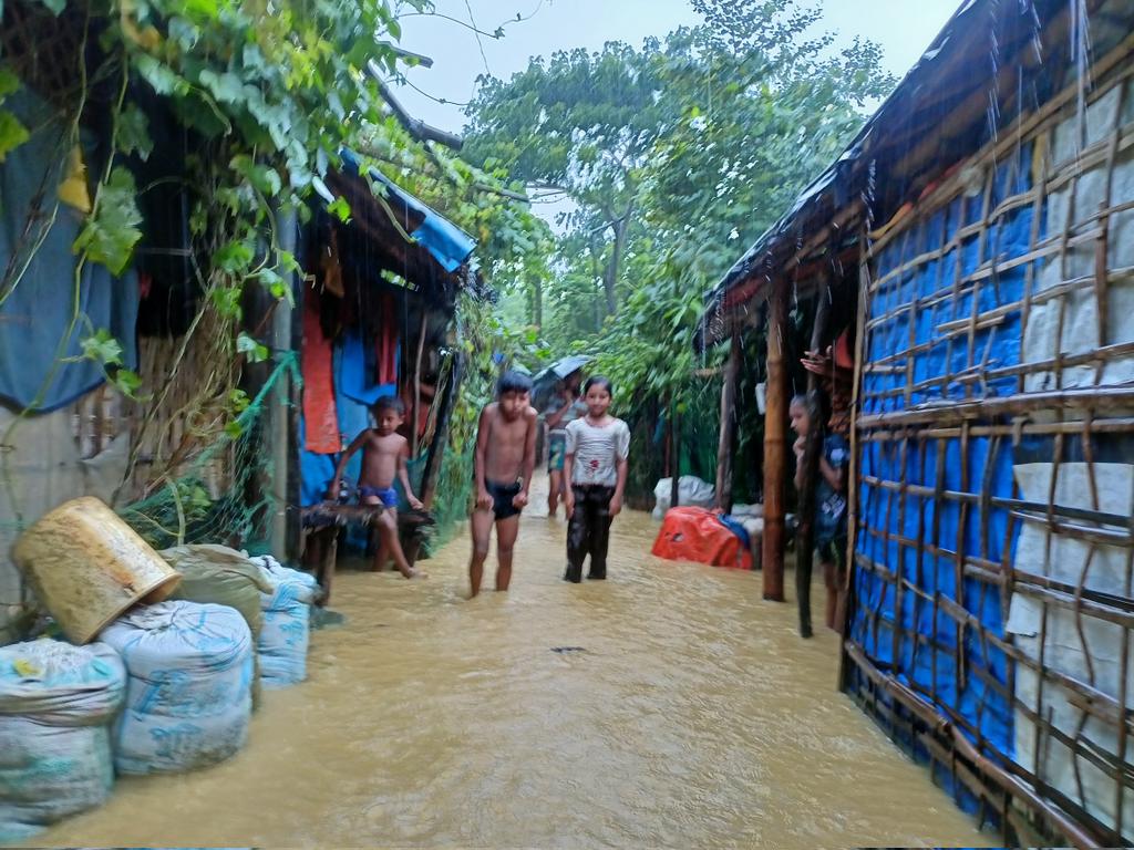 romayyuislam's tweet image. Heavy rains are causing floods and landslides in Rohingya refugee camps, turning shelters into ruins and putting lives at risk. We need urgent support and solidarity to help those affected.

 #Rohingya 
#RefugeeCrisis 
#SupportNeeded
