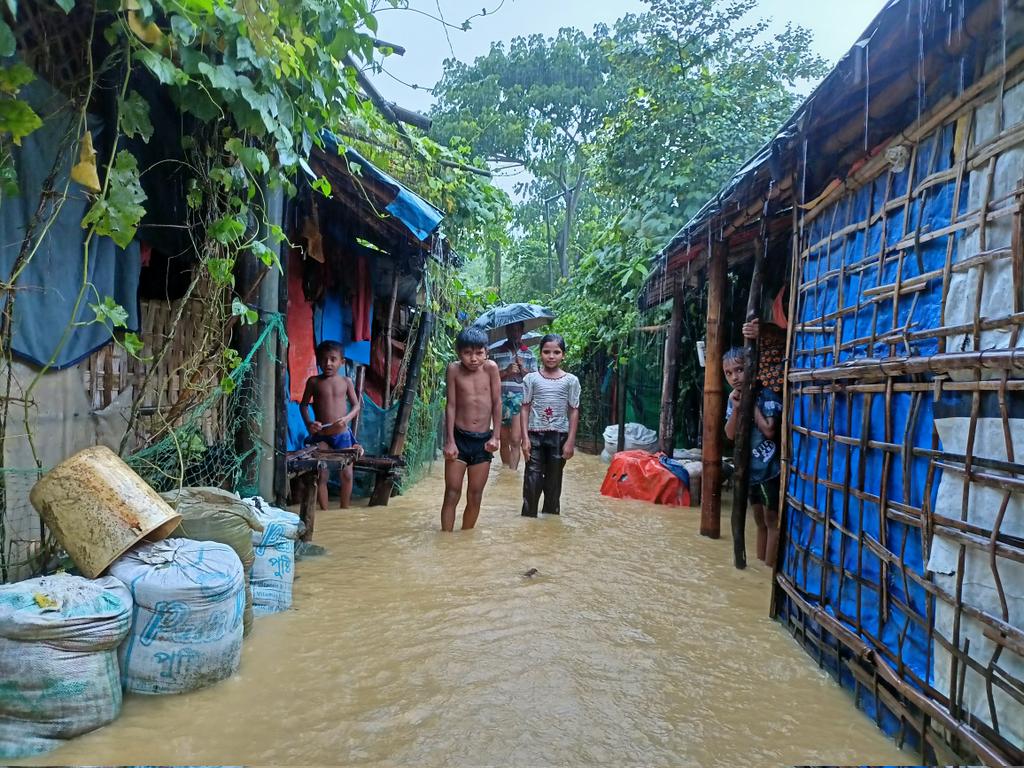 romayyuislam's tweet image. Heavy rains are causing floods and landslides in Rohingya refugee camps, turning shelters into ruins and putting lives at risk. We need urgent support and solidarity to help those affected.

 #Rohingya 
#RefugeeCrisis 
#SupportNeeded