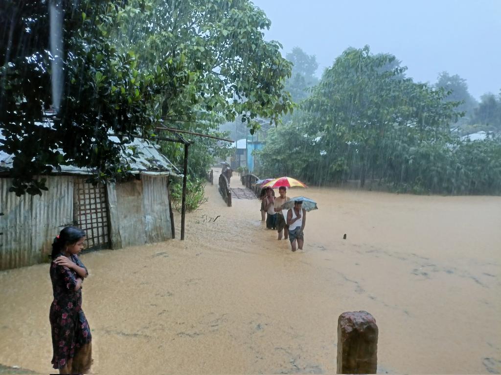 romayyuislam's tweet image. Heavy rains are causing floods and landslides in Rohingya refugee camps, turning shelters into ruins and putting lives at risk. We need urgent support and solidarity to help those affected.

 #Rohingya 
#RefugeeCrisis 
#SupportNeeded
