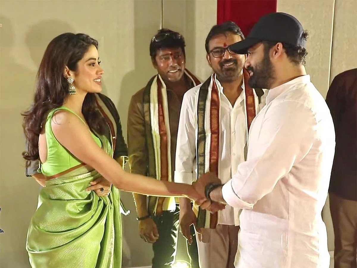 Thalivaa2's tweet photo. BRINGING BACK THE GLORY OF REAL MASS TO INDIAN CINEMA
#DevaraFromSept27 #DevaraOnSep27
#Devara2ndSingleweek
@tarak9999 #Jhanvikapoor #NTR https://t.co/QsEvFedMbg