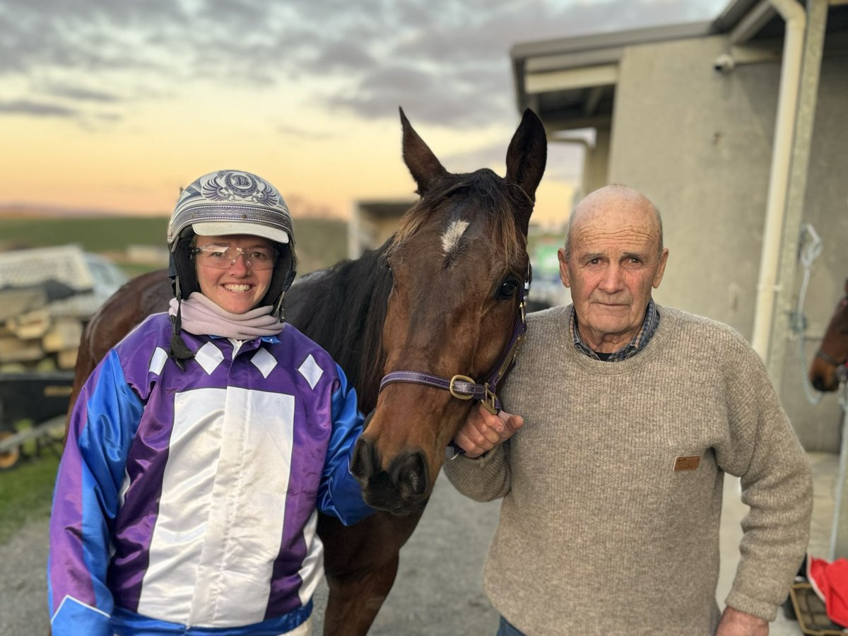 🥇The Jane Morris trained BOHEMIAN BRAWLER has taken out the THE TAB APP PACE for Phoebe Betts.

🥈| MISTERFOURTHOUSAND
🥉| TAMANISHA TERROR

Congratulations 👏