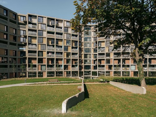 Congratulations to Sheffield Park Hill Phase 2 refurbishment, by @MikhailRiches, shortlisted for the 2024 Stirling Prize. Annalie Riches describes an intricate project close to her heart, which has filled this ‘Brutalist beast’ with life again
ow.ly/axpE50SNR6s