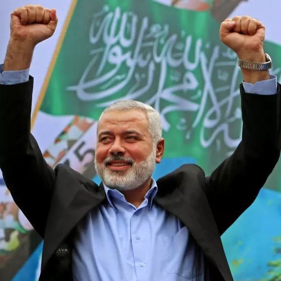 🗣️Hamas lideri İsmail Heniyye’nin oğlu Abdüsselam Heniyyeh:

“Babamın kanı, en küçük Filistinli bir çocuğun kanından daha değerli değil. Onunla gurur duyuyoruz ve başımız dik.”

Rabbim şahadetini kabul etsin 🤲🏻