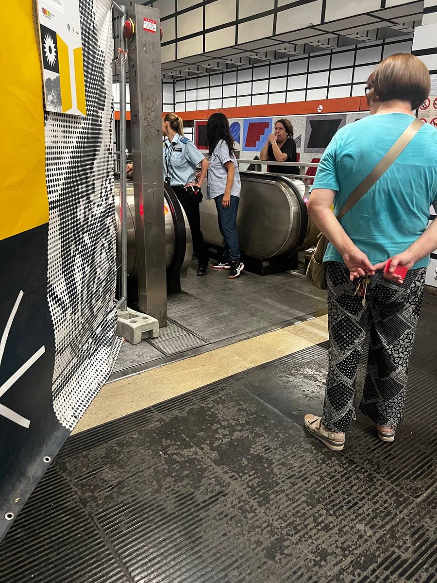LuigiChim's tweet photo. La situazione peggiora.
Oggi non si può neanche scendere. 
Salvo poi a proprio rischio anche oggi con le scale mobili spente.
Finalmente ai binari scatta l’applauso dei turisti per un treno strapieno.
Anche oggi si aspettano spiegazioni visto che paghiamo. 

@AtacNews @Roma https://t.co/knTesn1tHk