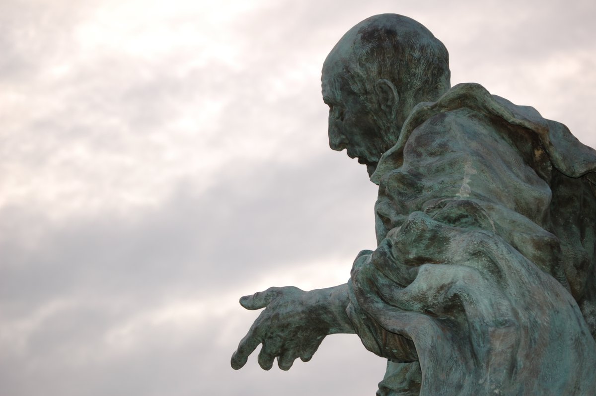 ¿De qué te sirve?

De qué te sirve ganar el mundo
si para hacerlo desperdicias tu vida?
¿De qué te sirve perseguir el éxito,
si en el camino te dejas el corazón,
los valores o la alegría?
¿De qué te sirve perseguir la belleza en un espejo,
cuando la vida te espera tras una