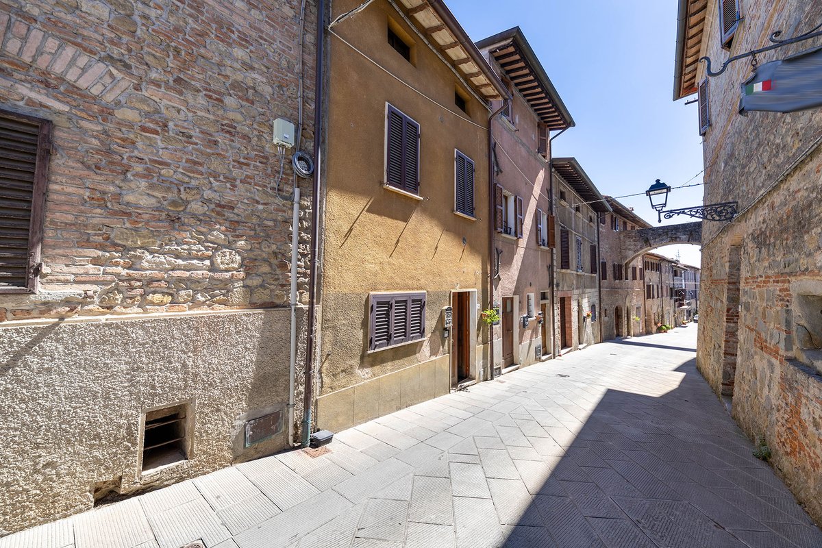 italianhouses's tweet photo. https://t.co/sMNU6KrczN
In the village of #Citerna, listed as one of the most beautiful villages in Italy, charming and very bright townhouse on 4 floors with spectacular views of the #Tiber valley. €150,000.
#italy #property #umbria #paesaggiumbri #perugia #luxury #luxuryhomes https://t.co/gypsmC6lqD