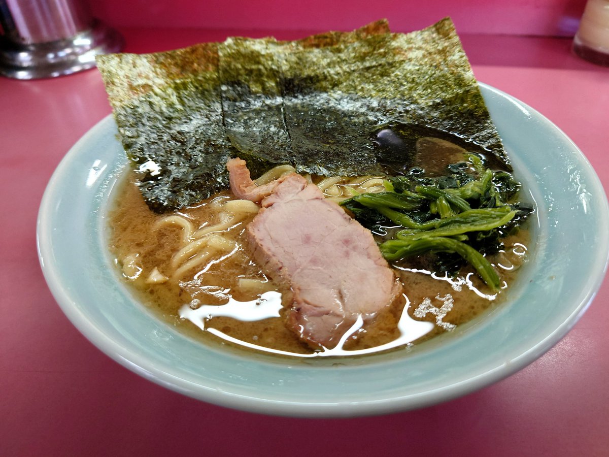 sugimaru427's tweet photo. 沼津家

ラーメン（全てふつう）
チャーシューまぶしごはん

何年ぶりだろう…
本当に久しぶりの訪問
相変わらず寡黙なご主人

シャイな私は話しかけることができず、ラジオのBGMの流れる中で静かにラーメンと向き合いました😅
ラーメンもまぶしも旨かった🤤

通し営業は有難い！
ご馳走様でした。 https://t.co/1VoBBhwdpN