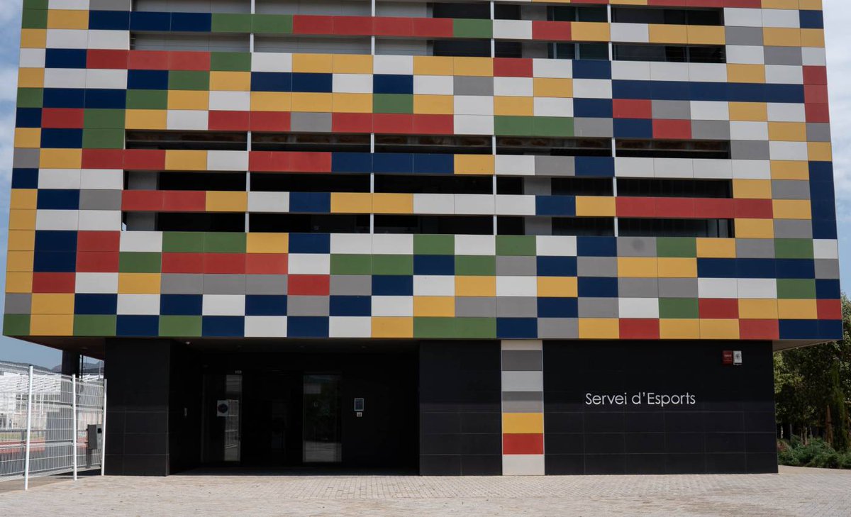 En 2011 se realiza en <a href="/UJIuniversitat/">Universitat Jaume I</a>  el edificio para albergar los servicios de deportes. Alejandro Rubert, arquitecto en Guillamon Rubert nos explica el juego que ofrece la cerámica en esta icónica fachada.
👉🏽ov.ctac.es/r/167
#ceramiCSapp #miercolesdeceramica <a href="/dipcas/">Diputació de Castelló</a>