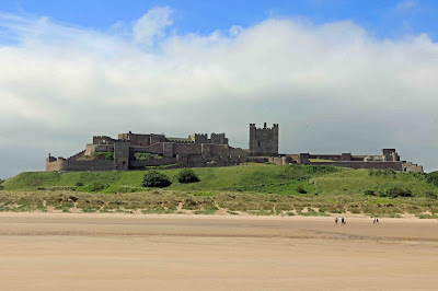 A short history of the fortress at Bamburgh: anniewhitehead2.blogspot.com/2021/11/the-ea…