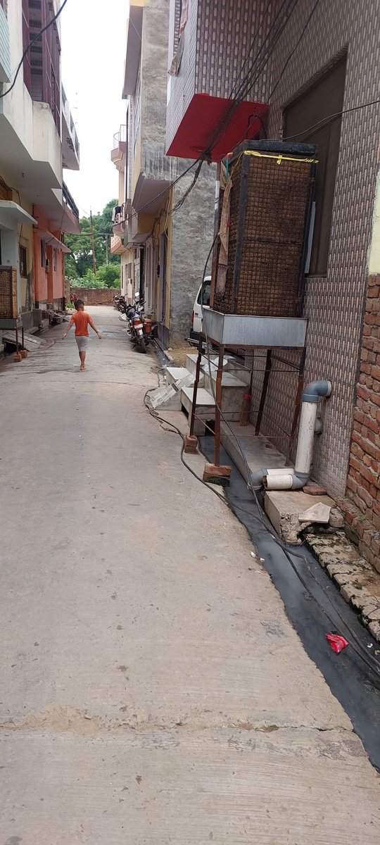 <a href="/UPPCLLKO/">UPPCL</a> <a href="/DVVNL_Care/">Dakshinanchal, UPPCL</a> <a href="/UPRVPAS_SS/">संगठन सचिव, उ प्र राज्य विद्युत परिषद अभियंता संघ</a> <a href="/diohathras/">सूचना विभाग हाथरस</a> <a href="/UPGovt/">Government of UP</a> विद्युत विभाग की लापरवाही आई सामने विद्युत विभाग दे रहा है मौत को दावत हाल ही में एक ऐसे तार कटे डालने से एक की मौत हो गई है मामला सासनी का है अभी अंबेडकर कॉलोनी में नए तार लगाए उनके तार अभी नीचे पड़े हुए हैं 9027905843