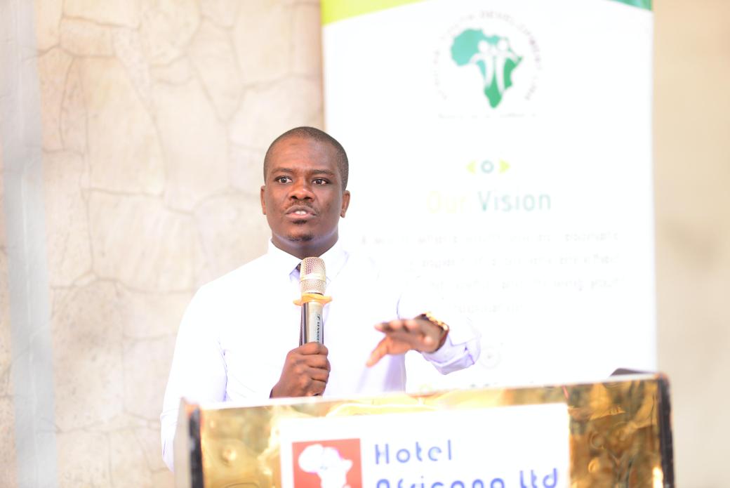ashrafkakaire1's tweet photo. Our modrator of the day  is @NkwatsibweC from @ngoforum, his rich exprinece in governace and democracy no doubt directs  the flow of the discussion #VoterRedayUG #YouthVoices #ECRoadMap @AYDLinkUg @kirabomarion2 @kat_festo https://t.co/b7yVu0HRuo
