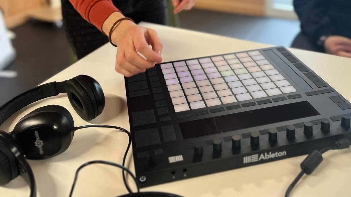 Yorkshire Sound Women Network (@yswn_) on Twitter photo #Manchester folk! Don't miss out on our free summer WIRED workshops for girls and minority gender people aged 14-18 at <a href="/dBs_Institute/">dBs Institute</a> with ace tutor <a href="/phoebepopemusic/">Phoebe Pope Music</a>.
Starts next week with Ableton Push - sign up here: yorkshiresoundwomen.com/event/summer-w… #Manchester folk! Don't miss out on our free summer WIRED workshops for girls and minority gender people aged 14-18 at <a href="/dBs_Institute/">dBs Institute</a> with ace tutor <a href="/phoebepopemusic/">Phoebe Pope Music</a>.
Starts next week with Ableton Push - sign up here: yorkshiresoundwomen.com/event/summer-w…