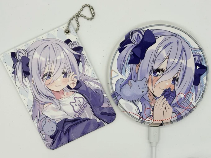陰キャお嬢様ポップアップショップ、いよいよ今週末から開催ということでグッズサンプルが続々と届いてます…!こちらはパスケースと充ワイヤレス充電器です!ワイヤレス充電器可愛いサイズ感でめっちゃ便利なので早速使ってます&パスケースもPUレザー素材ですごくしっかりしてて出来です!! 