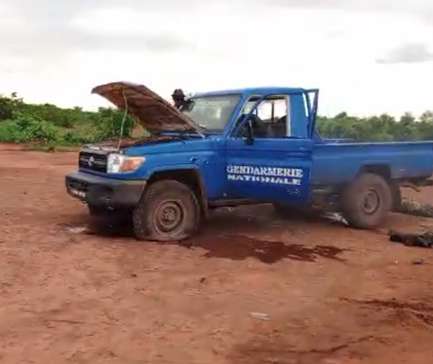 Wamaps_news's tweet photo. #Mali 🇲🇱 | Le 29/07, des terroristes de la Katiba Macina (#JNIM) ont attaqué le camp militaire de #Timissa (#Segou).
🔹 Des terroristes à bord d'une quinzaine de motos ont rapidement fait irruption à proximité du camp. Après un violent affrontement avec les forces maliennes (#Gendarmerie et #FAMa), le camp est passé temporairement sous le contrôle des terroristes.
🔴 Le bilan provisoire fait état du décès de 4 #FDS et 1 chasseur Dozo. Plusieurs blessés sont dénombrés.
🔵 Des armes et un véhicule ont été emportés par les terroristes. Deux autres véhicules ont été brûlés.
⚠️ Le lieutenant de la gendarmerie Habib Camara, chef du camp de #Timissa et ancien aide de camp du président #IBK, a perdu la vie durant l'attaque. Il s'agit de l'attaque la plus meurtrière qu'a connu le camp depuis sa création en 2018.
⚠️ 4 chasseurs dozos avaient déjà été tués dans une précédente attaque à 10km au sud de #Timissa (#Tondaga) le 23/06.