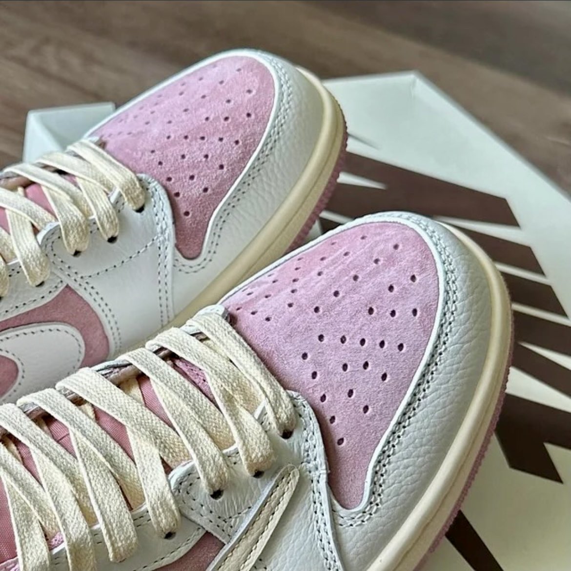 🚨Encore de nouvelles images de la Jordan 1 Low x Travis Scott ‘Shy Pink’… 🌸

La paire est prévue de sortir en 2025, vous pensez cop ? 👀