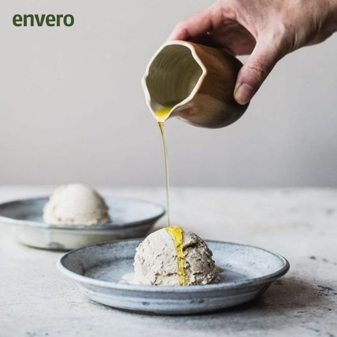 ¡Disfruta del verano con estilo! 🌞 Refréscate con un delicioso helado con #AceitedeOlivaVirgenExtra 🍦 mientras te sumerges en la piscina 💦  Y para acompañar este momento único, el AOVE de la variedad arbequina de #Envero es la elección ideal 👉 ow.ly/4M9f50NB2M0