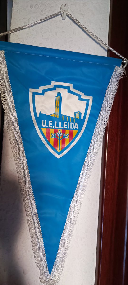 AnnaMBusom's tweet photo. Dos anys ja que ens vas deixar i guardo com una relíquia l'obsequi que em vas fer fa molts anys, que la llum t'acompanyi sempre, amic Dani.
Nosaltres et trobem molt a faltar.😢
Petonets blaus al cel. ✨💙💙 https://t.co/VOJlbgsLXk