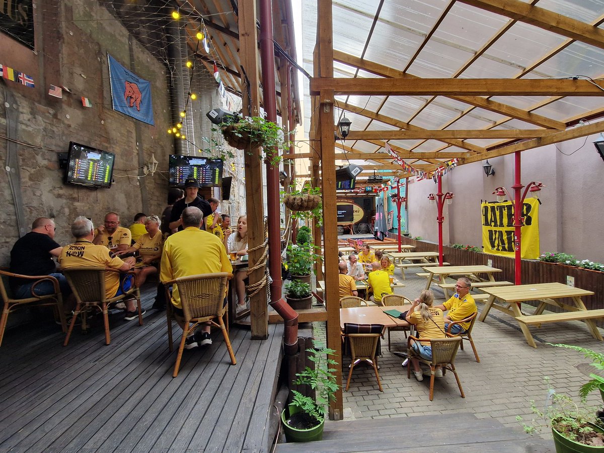 SusanneVillemo's tweet photo. Vi samles på Paddy Whelans Irish Pub &amp; Sports Bar 💛💛 #glimtieuropa https://t.co/NGk7XRsRya