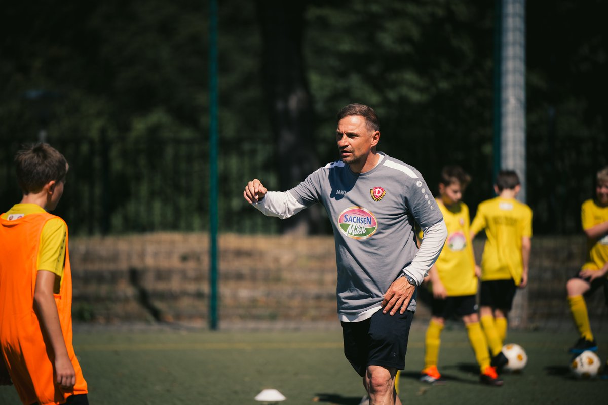 DynamoDresden's tweet photo. Er bestritt über 170 Spielen für unseren Verein und arbeitet jetzt für die DYNAMO DRESDEN FUSSBALLSCHULE. René #Beuchel feiert am heutigen Mittwoch seinen 51. Geburtstag. Dazu grautlieren wir herzlich und wünschen zum Ehrentag nur das Beste, lieber "Bauch"!🎉 #sgd1953 https://t.co/YwZjNctF7s