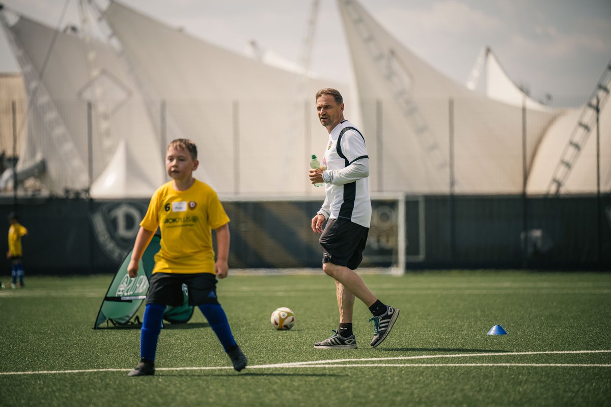 DynamoDresden's tweet photo. Er bestritt über 170 Spielen für unseren Verein und arbeitet jetzt für die DYNAMO DRESDEN FUSSBALLSCHULE. René #Beuchel feiert am heutigen Mittwoch seinen 51. Geburtstag. Dazu grautlieren wir herzlich und wünschen zum Ehrentag nur das Beste, lieber "Bauch"!🎉 #sgd1953 https://t.co/YwZjNctF7s