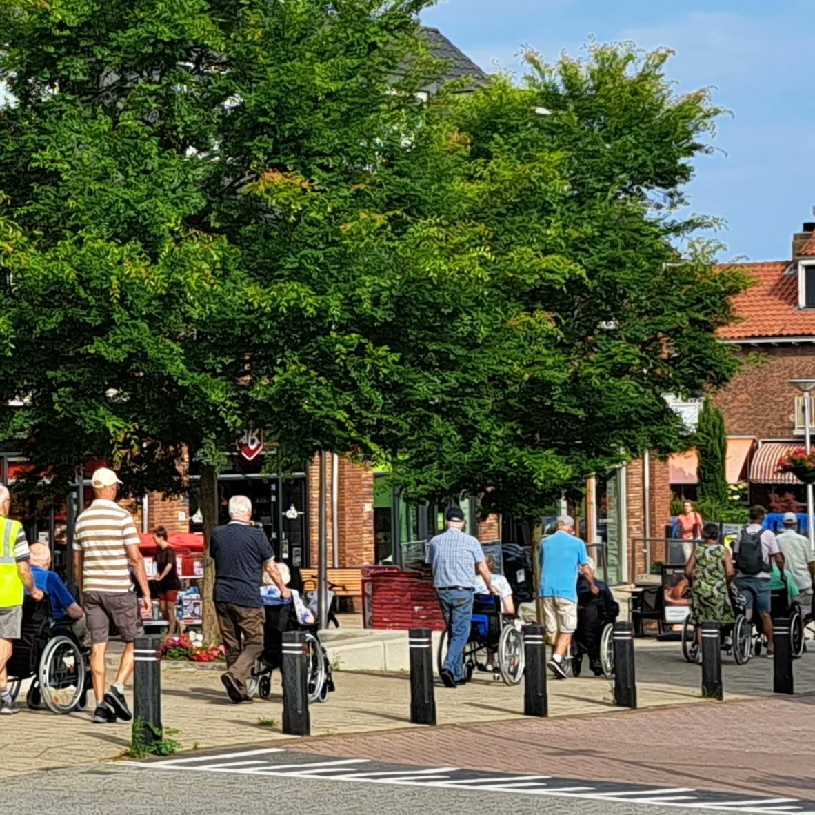 De Maaslandse zomer rolstoelwandelaars gaan weer gezellig op pad. Wat een heerlijk weer is het vandaag! De komende weken hopen we op net zulk mooi weer. Fingers crossed! 
#rolstoelwandelen #MiddenDelfland #Maasland #swmd #zomer #vrijwilligerswerk #welzijn #sameninbeweging
