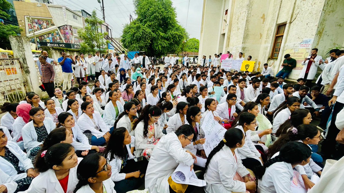 NakulKNath's tweet photo. मध्यप्रदेश के एमबीबीएस इंटर्न डॉक्टर की स्टाइपेंड मात्र 450 प्रतिदिन है जो की उनके कठिन परिश्रम के साथ न्याय नहीं करती । जबकी मध्यप्रदेश की तुलना में अन्य राज्यो में न्यूनतम 1000 रुपए प्रतिदिन दिया जा रहा है । 

- 30000 प्रति माह की माँग जायज़ है ।… https://t.co/sMvYHQcL9O