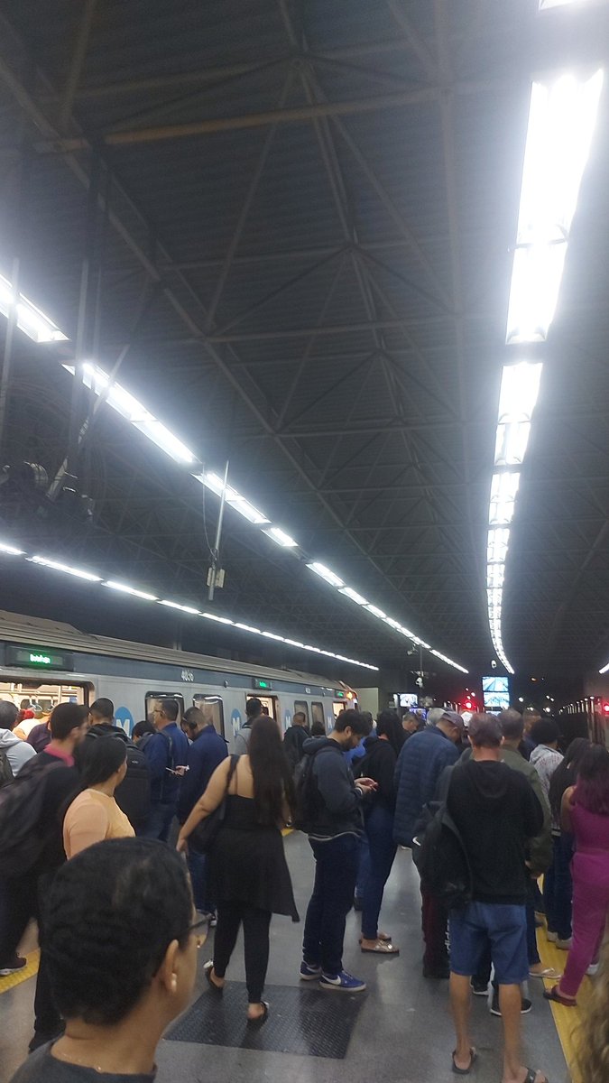 Brazaterra's tweet photo. @metro_rio Tem um trem parado há bastante tempo e co nsequentemente, lotado! https://t.co/5zF95aXHSB
