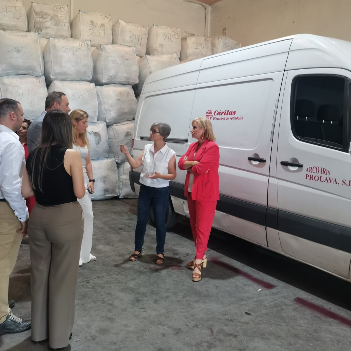 cadiocva's tweet photo. ⭕️#CáritasConElEmpleo a través del proyecto #EconomiaSocial Moda Re- que gestiona la Empresa de #Insercion Arco Iris Prolava promovida por @cadiocva que el 30 de julio visitó la Consejera de Industria, Comercio y Empleo de @jcyl Leticia García.
#AbrimosCaminoALaEsperanza https://t.co/xANoUDbBRI