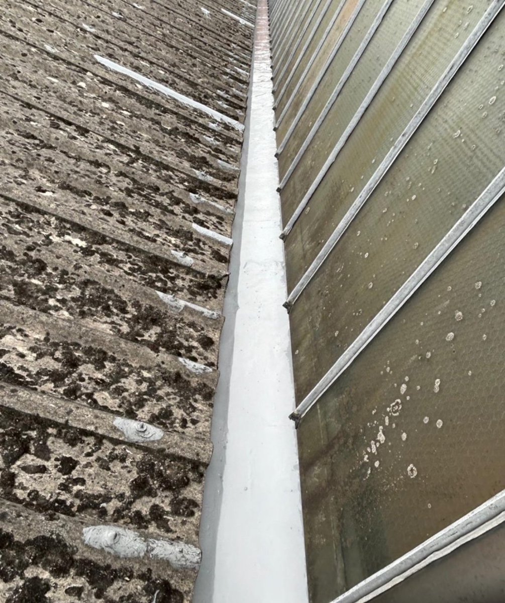 One of our teams carrying out gutter refurbishments to TC Threads in Nottinghamshire today.

For all your industrial and commercial roof maintenance, repairs, installations and refurbishments call our team on 
020 8938 3498 (London) or 01451 523 109 (Midlands).

#roofingsystems