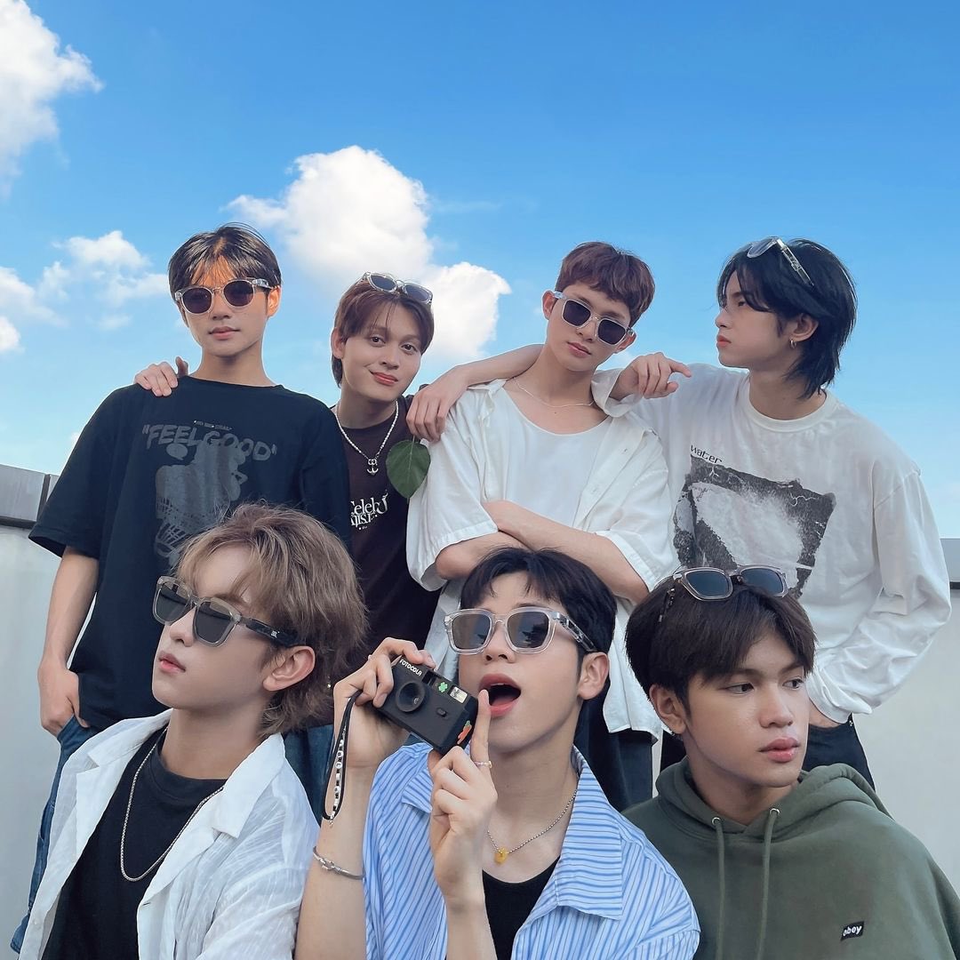 ReysterGlobal's tweet photo. [INSTAGRAM] 240731

@/hori7onofficial Instagram Update

“When life's a soundtrack, we #DareToListen 🕶️⚓️🧡#ReframeYourLife with the JBL Soundgear Frames.”

#HORI7ON #호라이즌 #REYSTER #레이스터 @HORI7ONofficial https://t.co/Q5geepv5N0