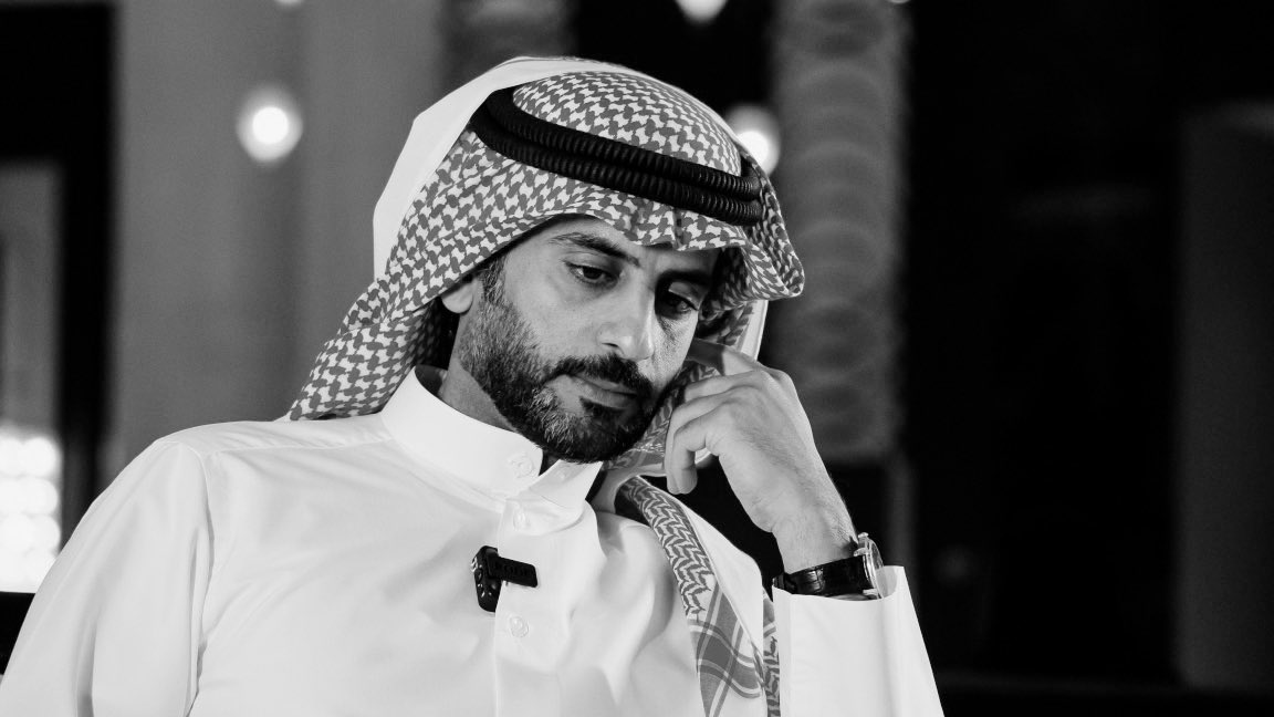 سعد علوش : 

تمرك العابرين و ماتسلم عليك 
إلا غريبٍ طوته الأرض بسنينها 

قال : انت جالس لحالك تنتظر من يجيك ؟
قلت : انتظر نفسي اللي ما أعرف وينها .