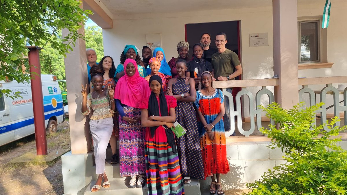 unisevilla's tweet photo. 📻 Investigadores @FCom_US participan en un proyecto de cooperación en #Radio Mulher en Guinea Bissau

🎙️Esta emisora de mujeres #periodistas en la ciudad de Bafatá está impulsada por @periodistasolid [+] https://t.co/1p9IH7xHHP