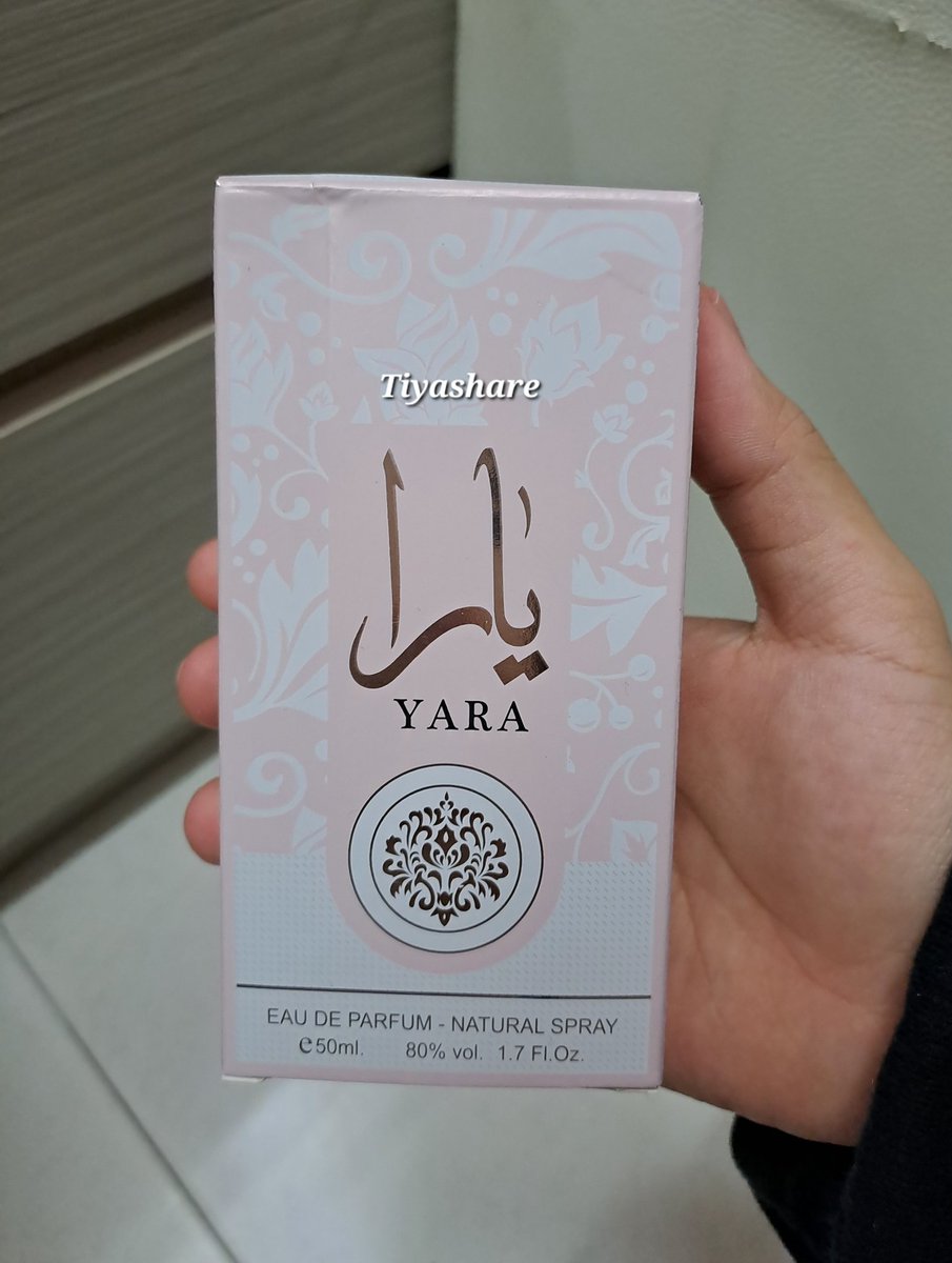 Tiyashare's tweet photo. I would say yang i jenis picky when it comes to perfume but this perfume dah nak masuk botol ke-7 i beli tau. This would forever be my favorite perfume. Girls yang suka bau soft vanilla please lah beli lattafa yara ni https://t.co/5tdpYzE6Uc