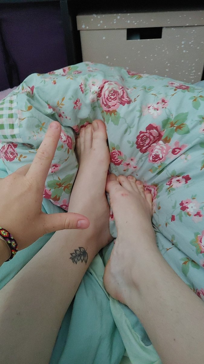 Meine lieben fußliebhaber 
Ich verkaufe wieder getragene socken und noch mehr. I
An deiner stelle würd ich es mir gut überlegen. Schnell sein ist angebracht. Los mach dich nützlich du drecks köter 💸🐕

#findom #abdrücken #money #usedsocks #buy socks