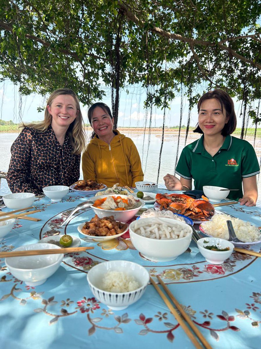 AusCGHCMC's tweet photo. Catching lunch (π rice harvesting is already done). π¦πΊ supports π»π³business Hoa Nang to drive organic rice +shrimp farming to empower women farmers in Ben Tre through our #DFATbpp #Deltaccelerate #MAP πΎπ¦ @ACIARAustralia https://t.co/fJVLFKxGmv