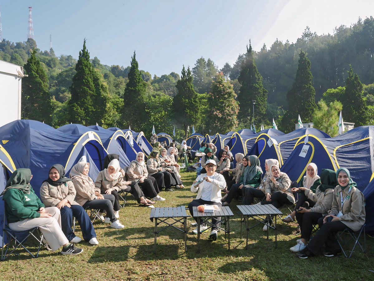 Menikmati dinginya Ciater Subang Jabar, bersama para Pemimpin Perempuan PKB Jawa Barat, Banten, dan  Kalimantan Selatan.
Berkemah itu menguatkan solidaritas