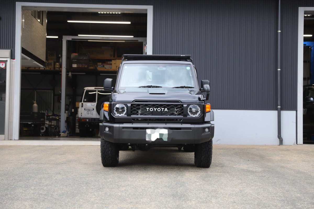 land_works's tweet photo. 新型70 カスタム依頼です🛠️
#ARB #arbbaserack
#サーフボード や #カヤック 等の積み下ろしが楽になる #ローラーキット も取付
#ジオランダー #steeringstabilizer
#四駆 #suv #4wd のカスタム は #福岡 #博多 の @land_works へ❕
#ランドクルーザー #ランクル #再再販ランクル70 #再再販70 https://t.co/ay6BkjD3wy