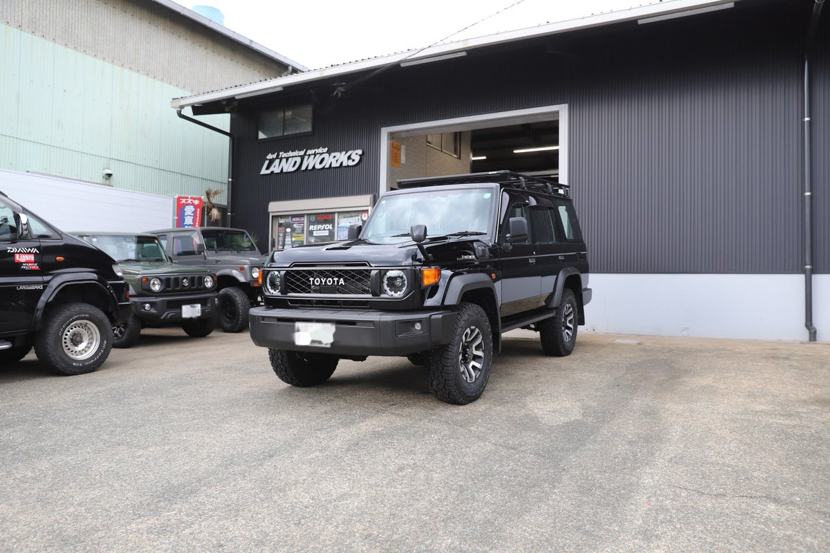 land_works's tweet photo. 新型70 カスタム依頼です🛠️
#ARB #arbbaserack
#サーフボード や #カヤック 等の積み下ろしが楽になる #ローラーキット も取付
#ジオランダー #steeringstabilizer
#四駆 #suv #4wd のカスタム は #福岡 #博多 の @land_works へ❕
#ランドクルーザー #ランクル #再再販ランクル70 #再再販70 https://t.co/ay6BkjD3wy
