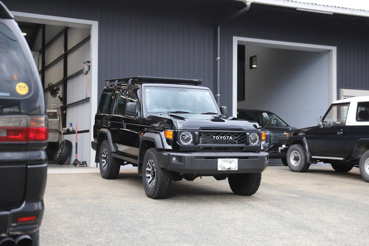 land_works's tweet photo. 新型70 カスタム依頼です🛠️
#ARB #arbbaserack
#サーフボード や #カヤック 等の積み下ろしが楽になる #ローラーキット も取付
#ジオランダー #steeringstabilizer
#四駆 #suv #4wd のカスタム は #福岡 #博多 の @land_works へ❕
#ランドクルーザー #ランクル #再再販ランクル70 #再再販70 https://t.co/ay6BkjD3wy