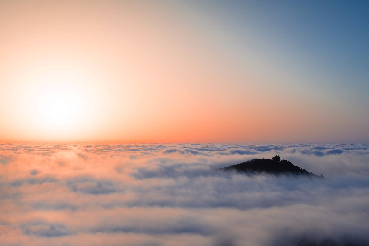 ⛰️ Este fin de semana tenemos una cita en ese islote que, de forma mágica, sobresale de entre las nubes 🧙‍♀️ ¿Verdad, @fiestadelamontana? 🪄 

#BreñaBaja #LaPalma