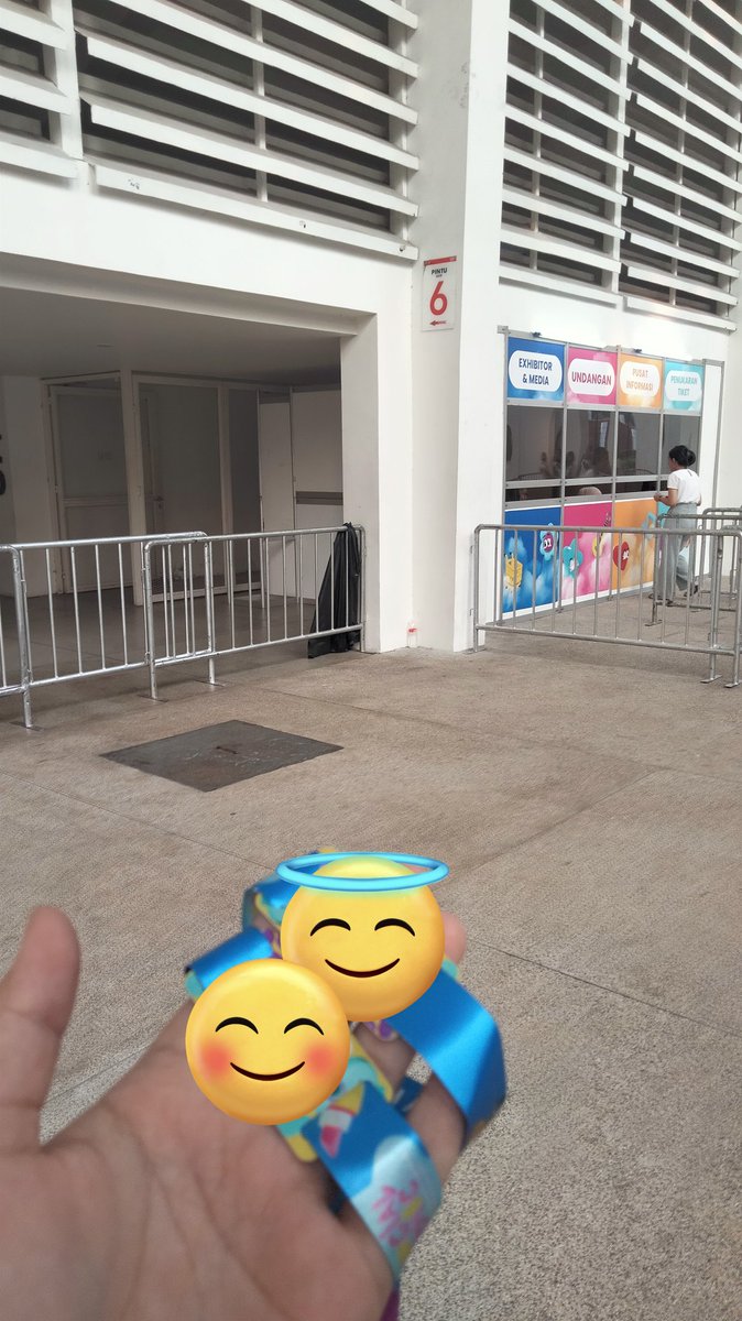 gummyelle's tweet image. wts wts wts Social Chic 3 day pass 220k only udah jadi fisik, bisa cod skrg di GBK Madya atau hari H di venue #zonauang #wts #socialchic2024