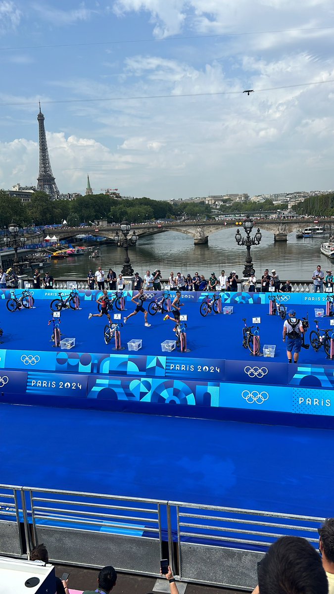 Hayden Wilde 🇳🇿is out front by about 100m over Alex Yee of 🇬🇧.

TYLER MISLAWCHUK 🇨🇦 IS IN A BRONZE POSITION

TWO laps to go!

#olympictri #Paris2024