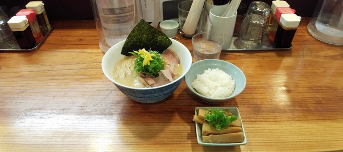 アメノオトへ昆布水つけ麺を食べに行き白湯そばを注文していた今日チャーシュー味玉メンマ半ライスに替え玉つきで・・・豚鶏魚あわせで臭みを一切出さないスープ料理の怪物今日も店内白湯そば注文コールが鳴り響くあと何回、食べることができるのか昨日より塩味弱くて食べやすかったですな 