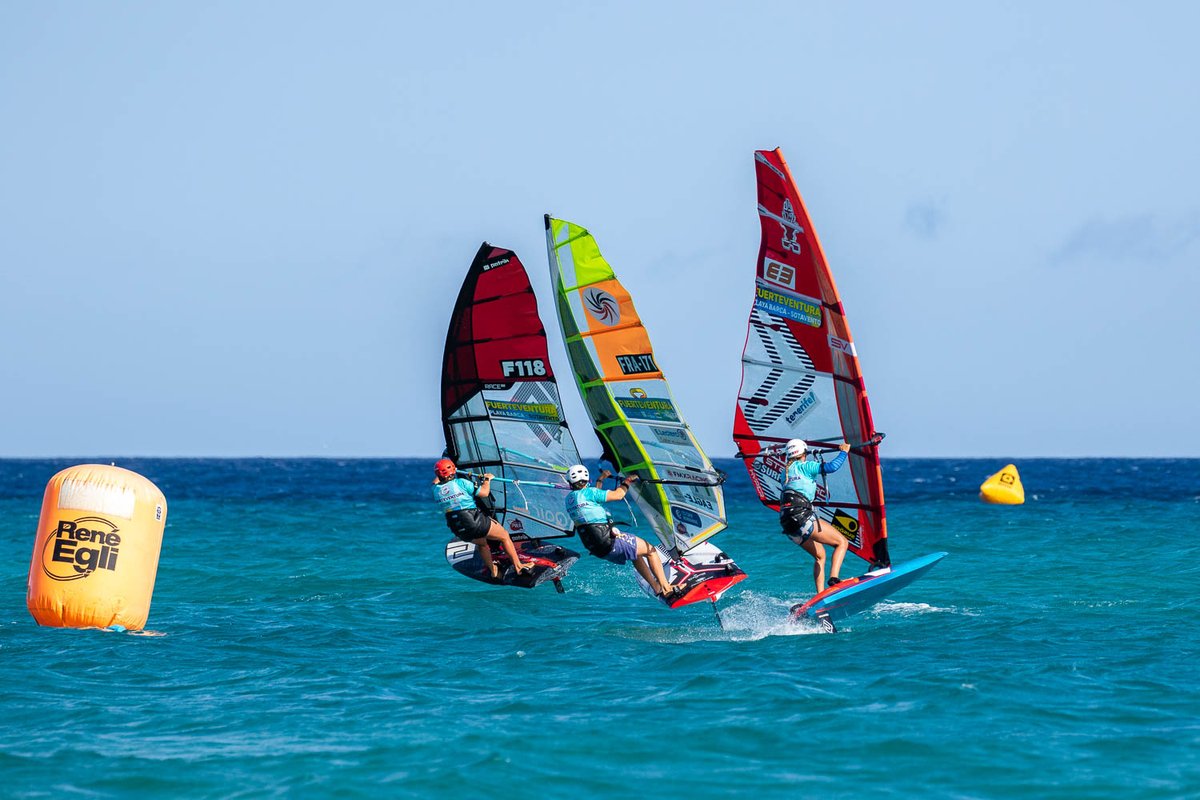 Today we will see more exciting foil slalom action. Here are a few more shots from yesterday. The current leaders are Daniele Benedetti from Italy and Frenchman Marion Mortefon. Will they be able to defend their positions today?
#fuewc24