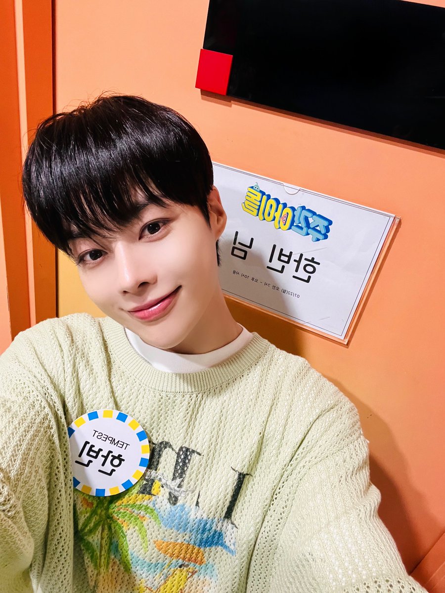 TPST__official's tweet photo. [📸TEMPIC]

24.07.31 #주간아이돌

한빈이가 주간아에서 얻어온 별명 LIST 📝

✔️최강 재간둥이 ❛‿˂̵✧
✔️흥 하면 빈 빈하면 흥 ♥ 
✔️빈타민🍋
✔️천재 𝘿𝙄𝙑𝘼✨

iE들~~ 울 한빈이가 예능을 너~무 잘해요🫶

#TEMPEST #템페스트
#한빈 #형섭 #혁 #은찬 #LEW #태래 https://t.co/jqkfdXphgL