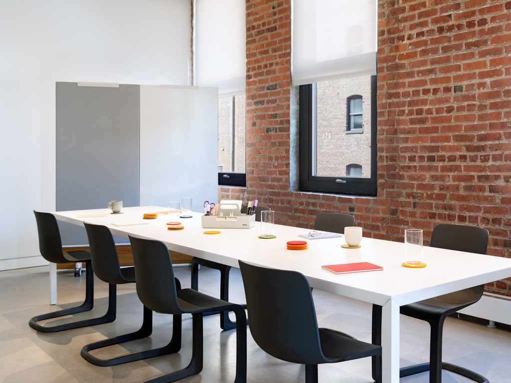 Selldorf Architects have redesigned and refurnished the headquarters of the renowned New York gallery David Zwirner. In this interview, the architects explain what was most important, why they appreciate a product from Vitra.

l8r.it/wUXJ