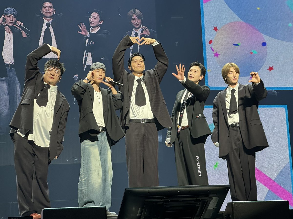 chibichibi109SJ's tweet photo. 2列目で近過ぎて尊すぎてあまりアップに出来なくてシンドンさんオンリーよりもかわいい5人を頑張って撮ることしか出来なかった🥺あー( ´ཫ`)尊い...あと大雨で電車止まって動かん(京浜東北線)

 #UTOfes  #SUPERJUNIORDnE   #SUPERJUNIOR_LSS 
 #슈퍼주니어 
 #이특  #신동  #은혁  #동해  #시원 https://t.co/sQBeePeg5u