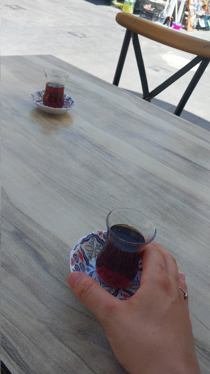 Ben çorbamı içeyim diye kızı alıp gezdirdi. Ben çayımı içeyim diye kızın peşinden koşuyor. Bu adam bana "Seni seviyorum." demese de olur.