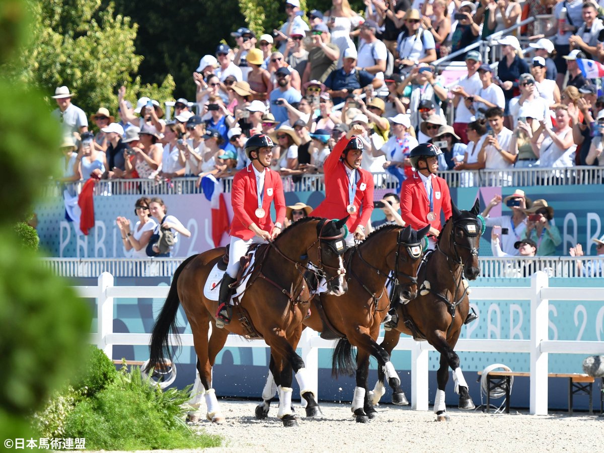 TeamJapan's tweet photo. 𝐌𝐎𝐌𝐄𝐍𝐓📷🎞️

人馬ともに。

#馬術 総合馬術団体 表彰式より

#パリ2024 #オリンピック
#TEAMJAPAN #一歩踏み出す勇気を 
#がんばれニッポン https://t.co/3QZI48rMCf